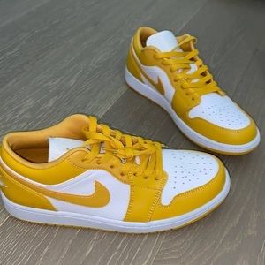 Air Jordan 1 low Pollen Barely worm. Will send more pics if needed.